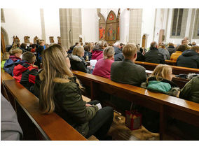 Sankt Martin Laternenumzug durch die Stadt (Foto: Karl-Franz Thiede)